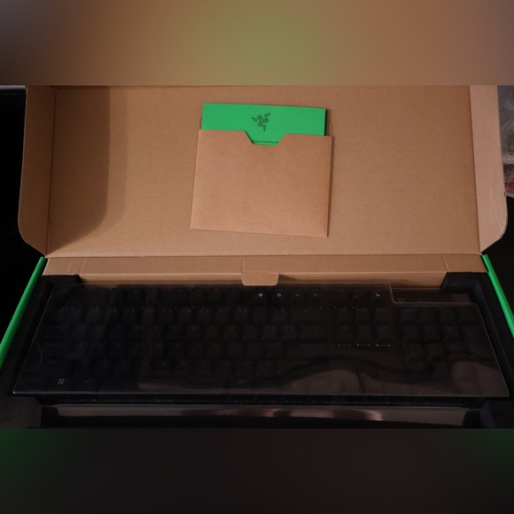Razer BlackWidow V3 Mechanical Gaming Keyboard - Picture 3 of 3